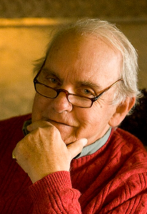 Frederick Buechner (Escritor y teólogo estadounidense, 1926-2022) Retrato de Frederick Buechner con gafas y jersey rojo